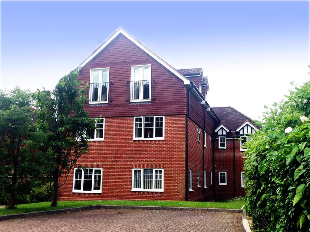 St Raphael House, City Centre Charming Apartments Basingstoke Eksteriør billede