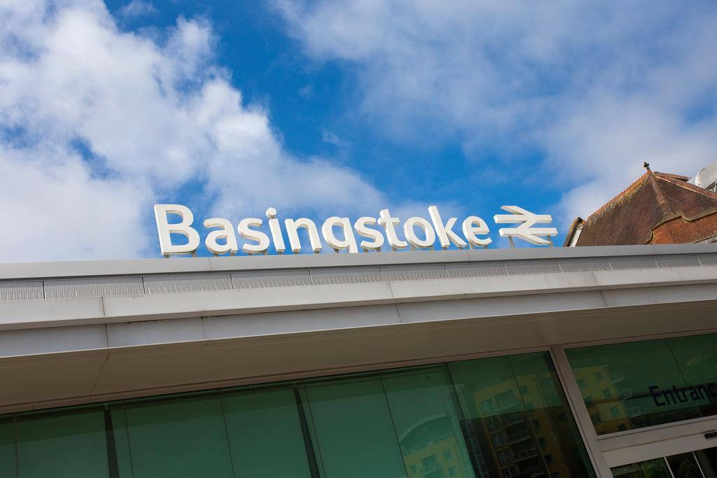 St Raphael House, City Centre Charming Apartments Basingstoke Eksteriør billede