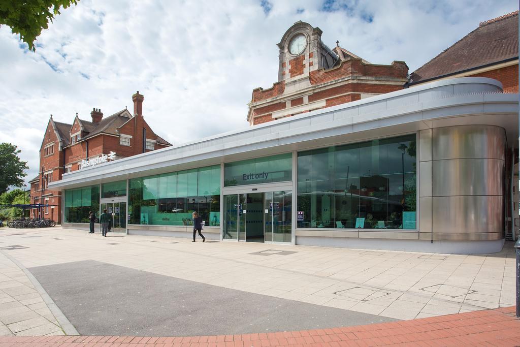 St Raphael House, City Centre Charming Apartments Basingstoke Eksteriør billede