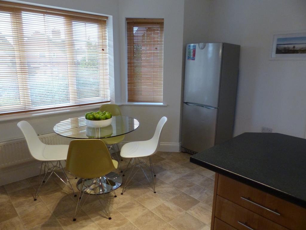 St Raphael House, City Centre Charming Apartments Basingstoke Eksteriør billede